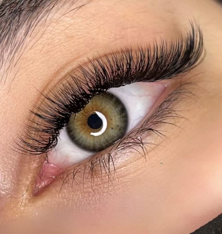 کاشت مژه طبیعی و والیوم در عمارت زیبایی حدیث یزد